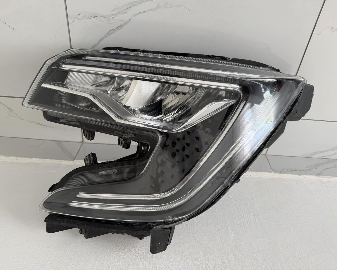 Mahindra XUV700 LH headlamp (with modules and brackets)